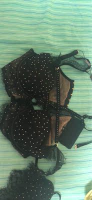 这个超好看的 砖石很闪 整件上面都是砖石 真的是重工 而且洗过了也不掉 也没有什么多余的线条 蕾丝质感很好 很软 这个超好看的 砖石很闪 整件上面都是砖石 真的是重工 而且洗过了也不掉 也没有什么多余的线条 蕾丝质感很好 很软