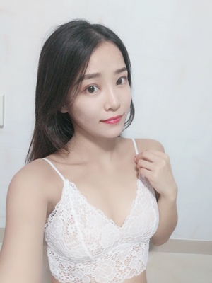 纠结了一下最后买了白色的，收到穿上挺满意的，白色穿起来显白，清纯，材质舒服，蕾丝部分也是软软的。