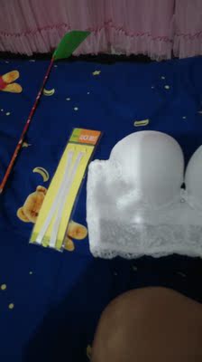 文胸尺码很标准,由于本人胸大,特意买了一个钢圈的,很舒服,聚拢效果很好,很满意,还送了肩带和背勾 文胸尺码很标准,由于本人胸大,特意买了一个钢圈的,很舒服,聚拢效果很好,很满意,还送了肩带和背勾