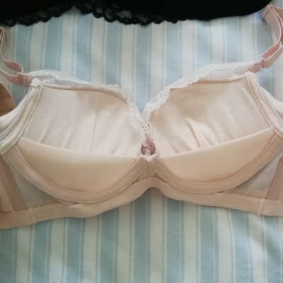 聚拢很好不勒很舒服，内衣这几年只买爱慕和爱美丽的，商场买的多，毕竟可以试，那天去万达试了一件，可能没有70B，导购竟然说从来没有70B ，内衣最小是从75A开始的，都懒得理她，当别人傻的嘛