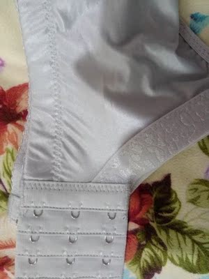 刺绣图案很漂亮，轻薄穿上透气舒适，摸着都很舒服。尺码也很标准，感谢卖家还送了透明隐形带，物美价廉，好评！