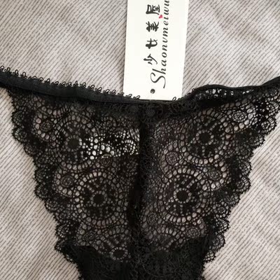 拍这个小内内是因为想要拍文胸扣子就顺便拍了一款性感的小裤裤！真的很性感，蕾丝很柔软，蕾丝不是那种硬蕾丝，从来都穿过也没买过，也不知道自己咋心血来潮就拍了，不过挺喜欢的！少女美屋性感的小屋，卖家发货快，物流也不错，期待店铺多搞活动！好评！