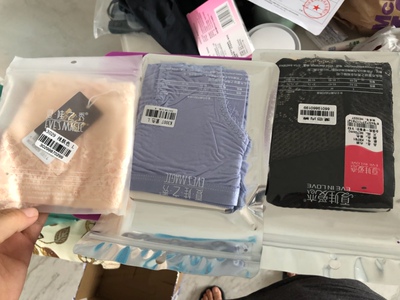 带盒子的内衣，盒子还可以放别的，还送了一个内裤，但是码数不太对，好小。内衣感觉围度有点小，穿上以后还好，比较舒服。不知道穿久以后怎么样。
