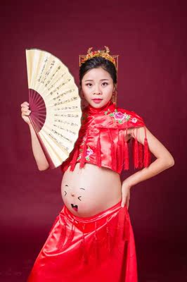 这衣服挺挑人穿的。 这衣服挺挑人穿的。