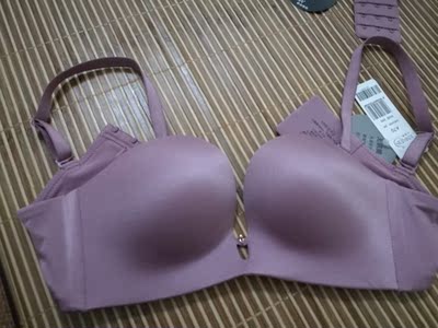 外形好看，料子舒服，穿着贴合不空杯，聚拢上托，好看好看好看。适合小胸妹子。