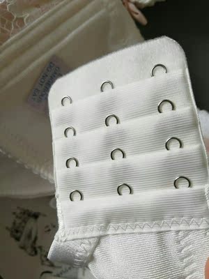 很可爱，一眼看上就很喜欢，小清新的挺薄的，半杯的就适合我这种小胸，小内内也很光滑的料子，摸上去挺舒服的，还想再买一套清凉绿色的，啊啊啊啊超喜欢