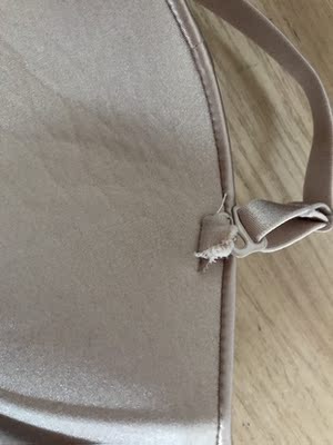 本来还是挺喜欢的,穿了两次之后,忽然发现挂肩带的位置快断了!怎么可以这么差,我失望极了! 本来还是挺喜欢的,穿了两次之后,忽然发现挂肩带的位置快断了!怎么可以这么差,我失望极了!