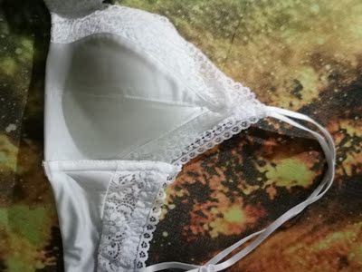 文胸做工超好，面料很舒服，穿上效果非常好很聚拢，很喜欢