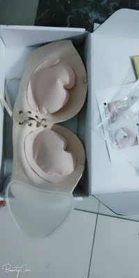 这个文胸真的是不错，可以想大想小的，而且沾的很牢，不用担心会不会掉，文胸面料也不错，摸着很舒服，聚拢效果杠杠滴，不用担心穿衣服漏肩带，和内衣滑落的尴尬了。