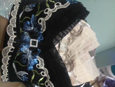 跟实体店的同款黑色有区别，做工，鸡心位处的包边网纱高低不一样，可以看图，浅色款在网上买的，不太好穿！价格确实优惠了不少的。