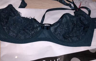 绿色偏色，没有图那么洋气，质量还不错，感觉和二三百的差不多，试了一下，还算聚拢，底裤感觉略小，整体性价比比较高，值得购买