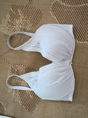 回购好几次了，特别适合夏天穿，上身舒适，也不会太厚，也不会透出颜色，聚拢效果还行吧，夏天还是舒适最重要。是浅紫色，我拍出来有色差，实际更紫