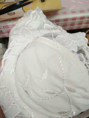 性价比很高 面料做工都很精细 送了插片和乳贴 推荐购买
