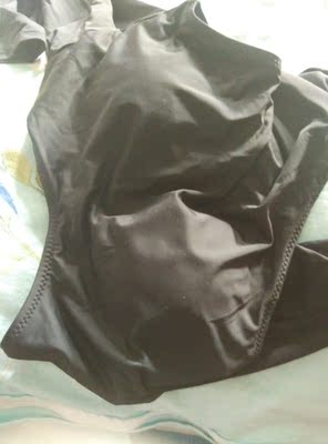 暑假放在购物车的，趁着年货节买下来，比以前便宜20块钱。虽然不常用，但是备一件也是必要的，万一泡温泉呢？万一陪儿子去学游泳呢？哈哈！万一为了泳衣把肥减了呢？嘻嘻