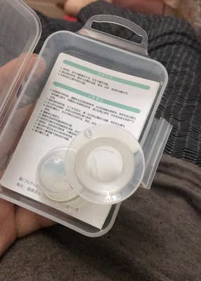 给大家一个参考,同事买了一个日本某款,太大了不好用。这个的话可以直接吸附,就是要注意力道,不然有点疼。粉色的那个是日本的,不实用 给大家一个参考,同事买了一个日本某款,太大了不好用。这个的话可以直接吸附,就是要注意力道,不然有点疼。粉色的那个是日本的,不实用