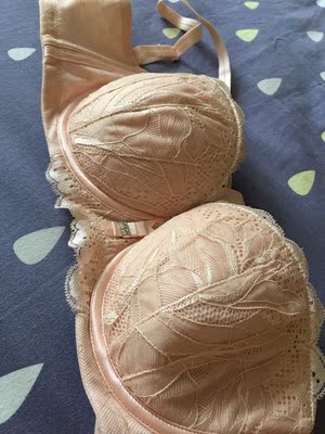 这个码 买小了 找了客服 客服人员非常好   换了一个 物流也快 非常满意的一次购物