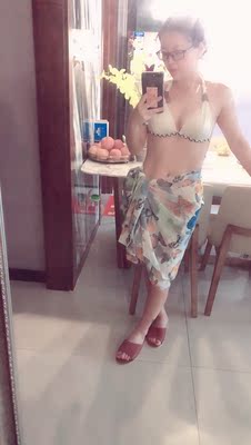 刚收到衣服，质量不错，摸着柔软。刚开始胸垫没取有点小，取掉胸垫就好多了。胸太大的不建议购买也，觉得抬不住，太下垂了也不好看的。虽然都是绳子绑的，随便多紧可能都会下垂。收到了试穿了一下。图片将就看吧，肉太多