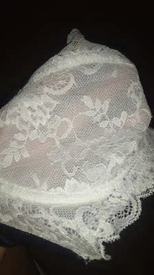 还可以，就是设计感太强，不太实用~ 胸垫质量有待提高了！不用胸垫感觉要漏点咯！要求聚拢就算了，毕竟是超薄蕾丝款的，不可能再有聚拢效果了！蕾丝质量一般，做工一般~