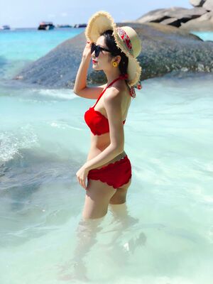 颜色很正，聚拢，性感又时尚，显皮肤白，美美的小清新，卖家还送一条纱巾，拍照非常好看。