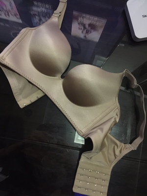 之前都是在微商那里买的 体验下来很好 就一直穿这个牌子了 穿在身上非常舒服贴心 不知不觉已经穿了有三年了 起初只是抱着试试看的心理买了这个牌子的内衣 试过之后就一发不可收拾啦 从此就爱上她家的内衣啦 第一次评论写了这么多的字呢