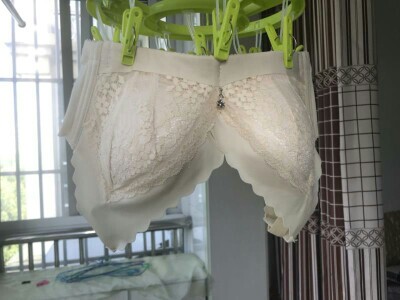 宝贝收到了，很漂亮，质量很好，觉得比商场里买的质量都好，质感亲肤，面料很柔软，没有异味，不会掉色，真想不到这么便宜的价格买到如此好的产品！不紧绷，特别适合，这是我目前为止穿过最好穿的内衣了。之前买的那些会往下掉 值得推荐 值得购买的产品