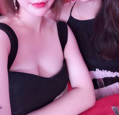 盒子包装精美，一开始还以为是直接贴的，然后搜了下视频才知道要一个一个贴到乳房，黏贴性的哦，有聚拢效果值得购买。