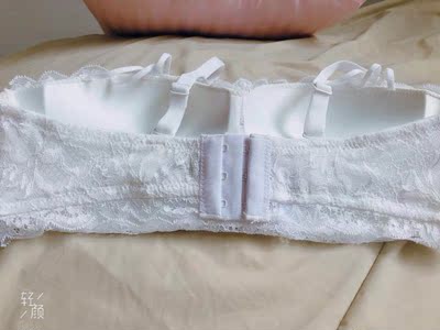 摸起来非常的舒服贴身穿着很放心，这个内衣也很轻盈，颜色很好看，跟图片一样。颜色很好看，那种看起来高大上的颜色，看起来大气。然后手感好，滑滑的，薄厚又适中。发货也快的穿上特别舒服，还不会脱落，真的是太好了，也不会空杯，肩带跟中间设计的蝴蝶结也很可爱，少女心泛滥呀。