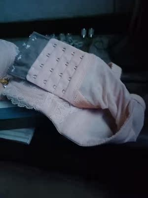 买时没看清是否商场同款，评价时一眼就看到不同款，哎。快递现在怎么不送到位了？也不打个电话，就发个信息。胸围也小了，身高167体重62也不胖。不爱退货，不爱给差评。