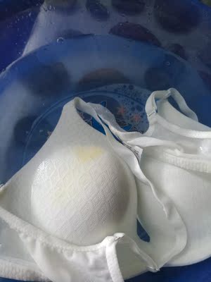 下水洗新买的二件内衣一件其他家白色的，这家黑色的内衬黄色掉色，把我一起新买的白色内衣上面染黄了，客服要证据，我想说的是，要多大块的料子才能把水染黄，给你拍照证明。