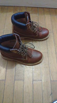 快递加急顺丰,虽说出现了点小插曲,但好在在预计的时间收到了,质量没有问题,穿上踩下去第一下就出现折痕了,应该是不可避免的吧,效果不错,好评! 快递加急顺丰,虽说出现了点小插曲,但好在在预计的时间收到了,质量没有问题,穿上踩下去第一下就出现折痕了,应该是不可避免的吧,效果不错,好评!