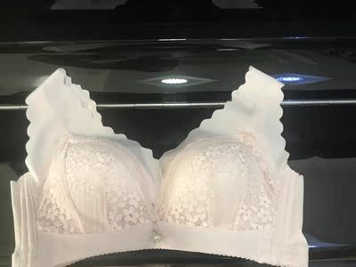 内衣收到，面料很好，试了一下，穿着也舒服，大小合适。物美价廉，夏天穿正好，而且质量好价钱有便宜，比实体店便宜多了，在实体店里买一件，这儿可以买两件，所以就下手两件，非常优惠，能调整胸型，聚拢效果不错，店家还送了加长排扣，很贴心，已经洗了 不褪色，需要的亲们赶紧下手吧