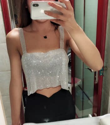 好久好久都没有买到心仪的衣服了！刚拿到手就马上试穿了，还热乎着呢，看了评价说一次性的，不值什么的，在我看来，这件衣服就是让我美一次我也值，真的是太爱了！去夜店玩得话，你就是主角?