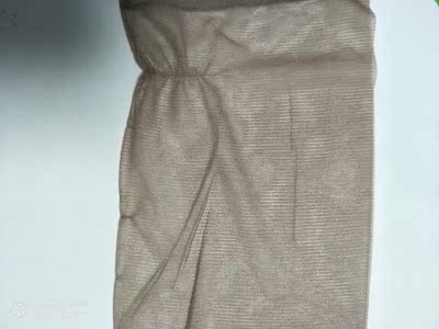 收到就有三双钩了丝，店家说轻轻拉拉就好了，结果第一次穿上身就一个洞