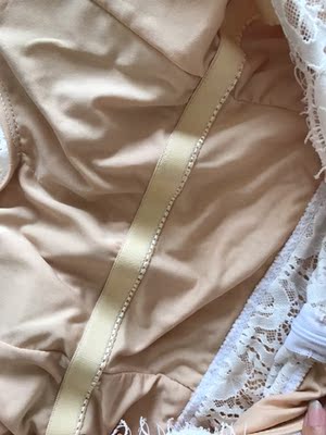 不错，穿起来很遮肚子，这个颜色也很显白，质量也不错，大家不要犹豫喜欢就买买买