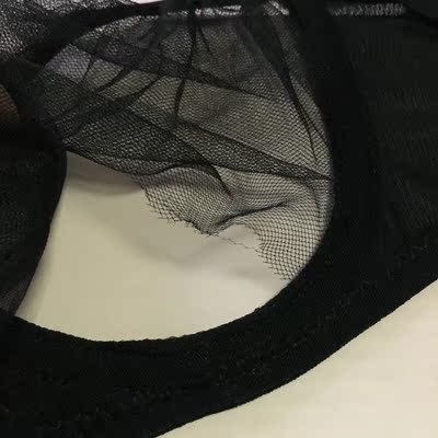 质量不行，那层薄纱还抽丝，木耳边是比较硬的材质，最关键的是，内衣左右还不对称，还有很多线头&hellip;&hellip;那个夹扣本以为是金属的，仔细一看原来是塑料刷了一层金色的漆，本以为买贵点的东西，质量能好点，想不到还是这种质量不过关的东西，算了，就当买个款式吧&hellip;&hellip;不会再买第二次了&hellip;&hellip;忘了说了，九十多块钱买的，还买了别的配件，一共花了170，还不如买地摊货呢&hellip;&hellip;