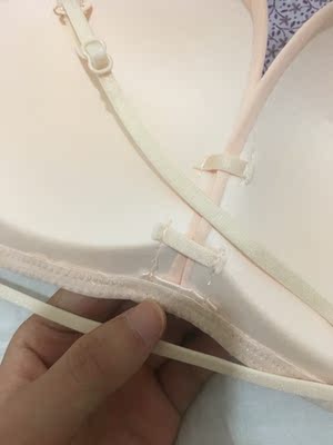 天猫没有差评不然给十个差评 第一点：色差严重，图片肤色，拿到手奇怪的便红色，反正很土的颜色 第二：线头太多做工差 第三：胸口有污渍，底下还有穿脏的痕迹，不知道是穿脏的还是燃到别的色 第四：内衣里面起球了，请问是员工穿的还是别的客人穿的？ 对你们客服来说遇到问题了给客人补5块钱就可以了，不行就退，请问客人时间不值钱？谁不是想买到满意的东西？退来退去不麻烦？麻烦做生意平点良心好吗？这样的东西你就留着自己穿别往外寄！一开始好几天不发货，后来就添了一个单号好几天没物流，虚假发货。这几十块钱我不要，我就要让顾客看看你们这些天猫店怎么欺骗顾客！