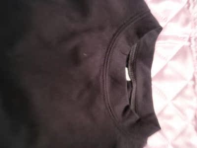 宝贝收到很满意，款式非喜欢，这种领口设计上身非常显瘦，面料上身很舒服，也很透气。洗了一下没有褪色，质量非常好，喜欢的亲们可以放心的购买。