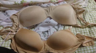 上面颜色淡的是买的他家便宜的那个,下面是这次买的,一直满意他家的东西,舒适,夏天用特别好。 上面颜色淡的是买的他家便宜的那个,下面是这次买的,一直满意他家的东西,舒适,夏天用特别好。