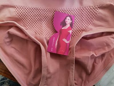 蜂巢内裤果然不错。买了都有三四次了！这款的面料也很舒服，内裤弹性比较大，我觉得你们家内裤的裆部都设计的很好哦，双层棉的，很舒服很卫生！本来是看中款式很好看没想到也很舒服，划算又好穿，包装打开也没有异味，面料很柔软舒服，做工很仔细