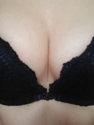 一直穿你家内内，宝贝依旧这么好，棉质面料轻肤很舒服性感小蕾丝，前扣设计穿脱方便，聚拢效果很棒，颜色也很正无色差，这次又有优惠活动果断拿下，必须好评！发货速度很快，下次继续回购。