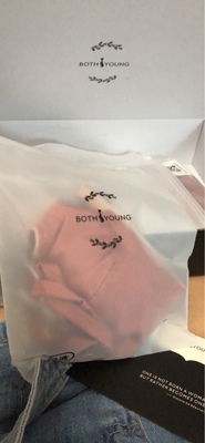 老顾客了，包装精美，活动价格划算，还送了乳贴，很不错！