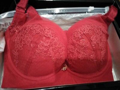 大红的这个颜色挺正，这件型不错，包裹性好，穿着舒服，好评。