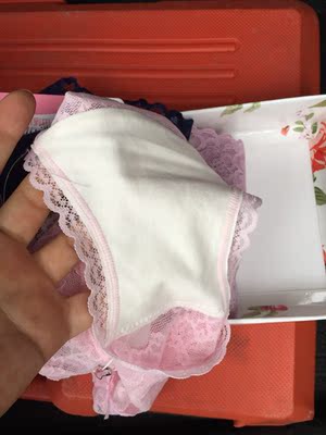 首先非常漂亮带点小性感,蕾丝不会勾,很顺滑,浅色的内衬是白色纯棉,深色是本色内衬,不错 首先非常漂亮带点小性感,蕾丝不会勾,很顺滑,浅色的内衬是白色纯棉,深色是本色内衬,不错