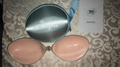 胸贴这款真的不错,粘性很大,拍了两天连续用的,粘性都很大,全程一点都没掉,很满意,等结婚时在买一个。店家服务态度也很好,有问题都及时给我解答了。 胸贴这款真的不错,粘性很大,拍了两天连续用的,粘性都很大,全程一点都没掉,很满意,等结婚时在买一个。店家服务态度也很好,有问题都及时给我解答了。