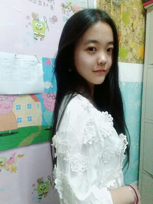 刚拿到就穿了  很好看 。纱裙 贴身穿很舒服 外面小花朵装饰是立体的 设计很好看 侧边有拉链 我刚穿还以为是直接套的 哈哈哈 等夏天到了啦 就去水上乐园