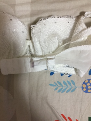 买了两件内衣，凑单又买了条内裤，质量都还行，就是有点纳闷，一样的码子一件偏大一件偏小，总体还行吧