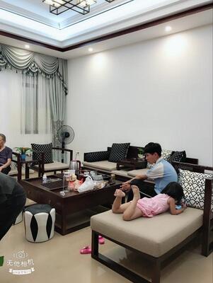 沙发的款式和颜色很喜欢，材质挺不错，填充的海绵非常的饱满坐着相当舒适，价格方面是比较实惠的，性价比高的一款沙发