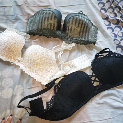 黑色款最薄，其他两款差不多厚，外扩小胸，喜欢趴着睡觉，自从在他家买了澄色的w杯内衣，就发现w杯型对小胸巨友好，笔芯❤（就是白色内衣两侧透明骨有点跑出来了，有点戳）