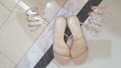 鞋子很漂亮，设计独特，钻闪闪的，搭裙子不错