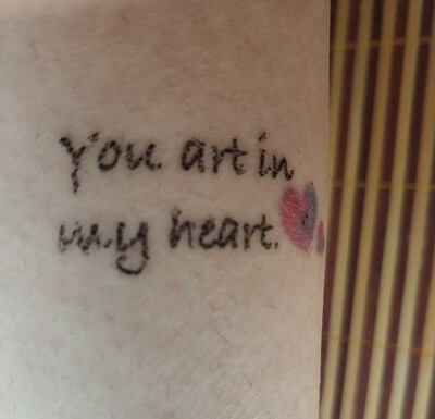 宝贝真不错，现在每天都洗澡，腿上的小鹿贴了快十天了，一点没有要掉的样子，手腕上换了两个了，部位不同待的时间也不同，没有太多的胶，周围看上去亮亮的，有点假，只要不是迎着光看不出来，价格也便宜，喜欢的快买吧，闺女都羡慕我这个结实，哈哈，每天都洗澡只要不搓，就不会掉，周围也没有那种厚厚的黑胶，很干净，今天真是想换换了，所以录个视频给大家看看，使劲搓了好几下才弄下来，真的很不错，如果喜欢就买吧真的很好